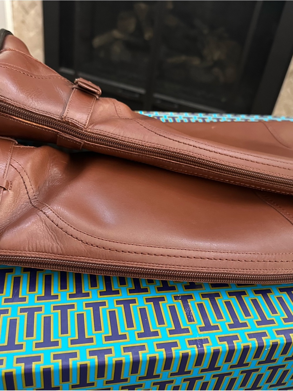 Tory Burch Brown Leather with Gold Logo - Picture 5 of 6